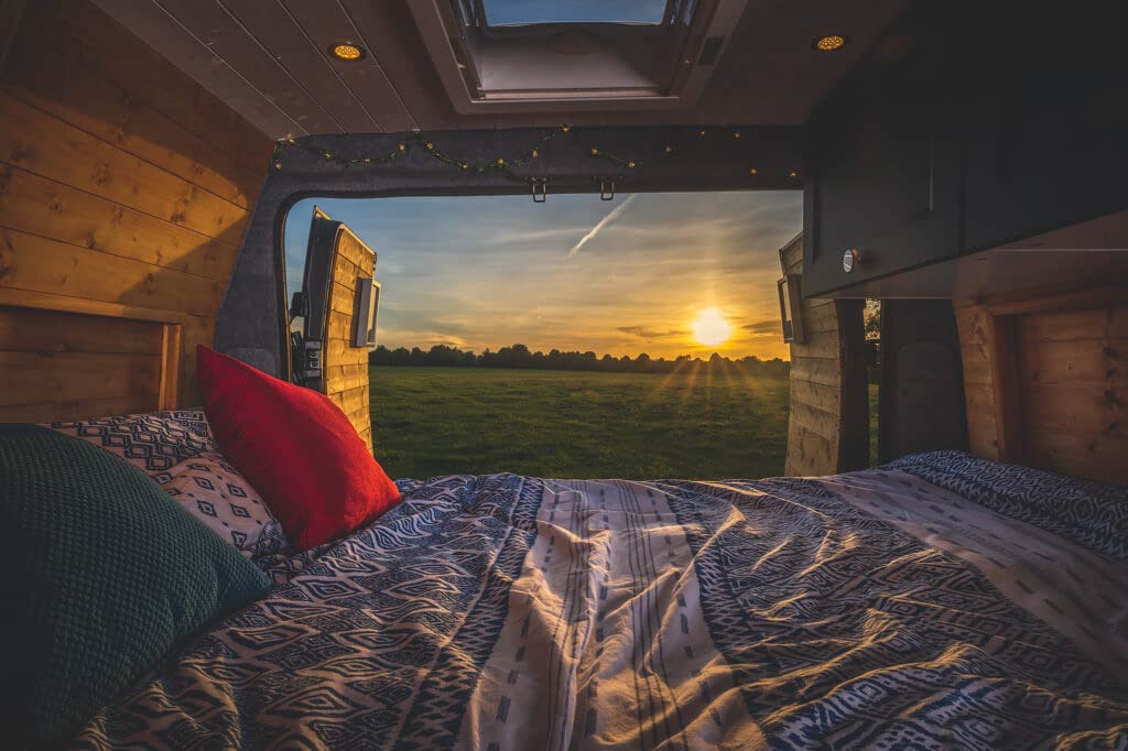 quirky campers photoshoot during sunset at hungerford common