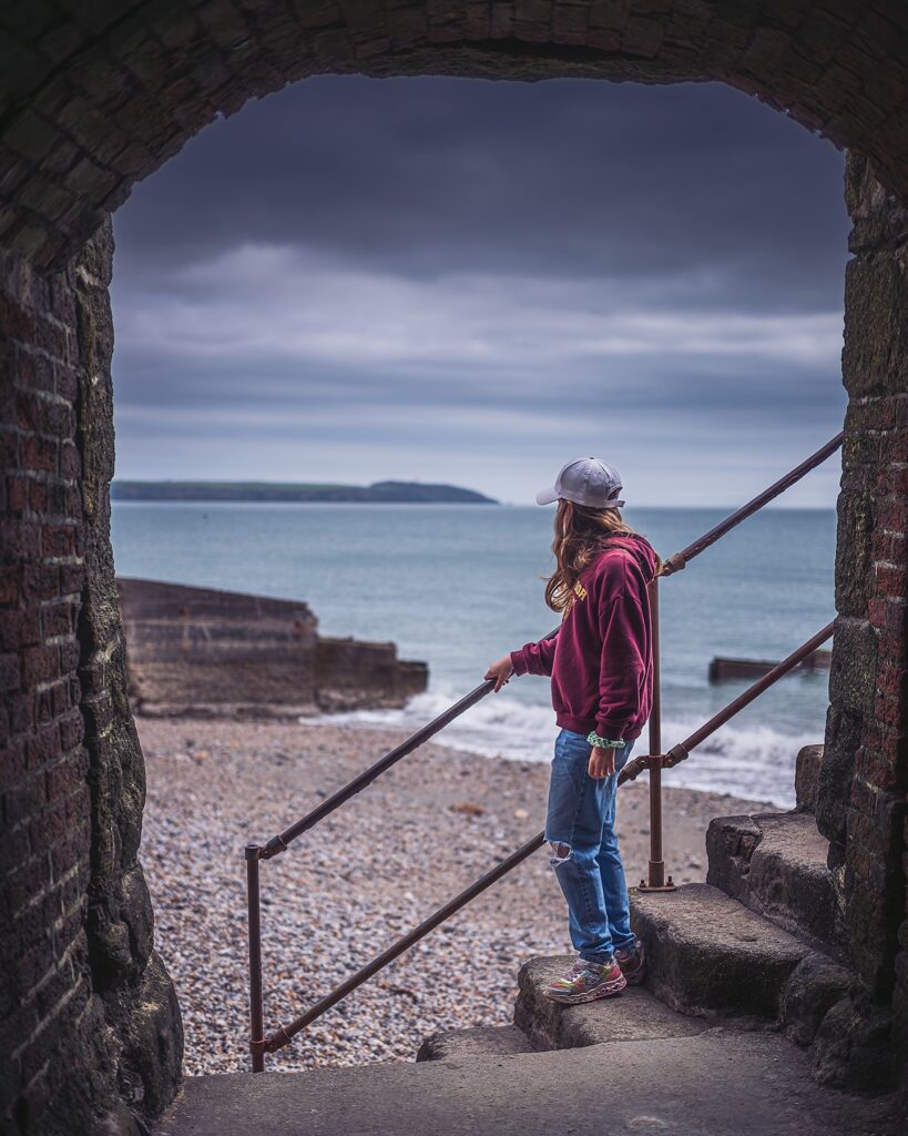 Charlestown Cornwall afternoon walk - view leading out to the beach

#charlestown #charlestownbeach #cornwall #cornwallwalks #cornwallbeaches #cornwallcoast #costalwalks #history #tunnel #beachview #nikonz8 #nikonz40mmf2