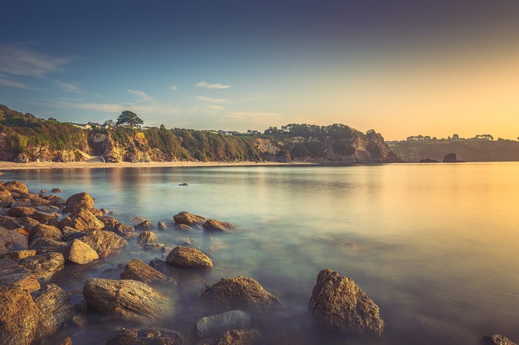 Morning sunrise. Exact spot where I had first ever swim with a seal 🦭 not far off an arms length away from me!

#cornwall #cornwallcoast #cornwallbeaches #cornwalllife #cornwalluk #cornwallsunrise #beaches #sunrisephotography #longexposure #longexposuresunset #ukbeaches #nikonuk #nikonz8 #nikonz1424mmf28