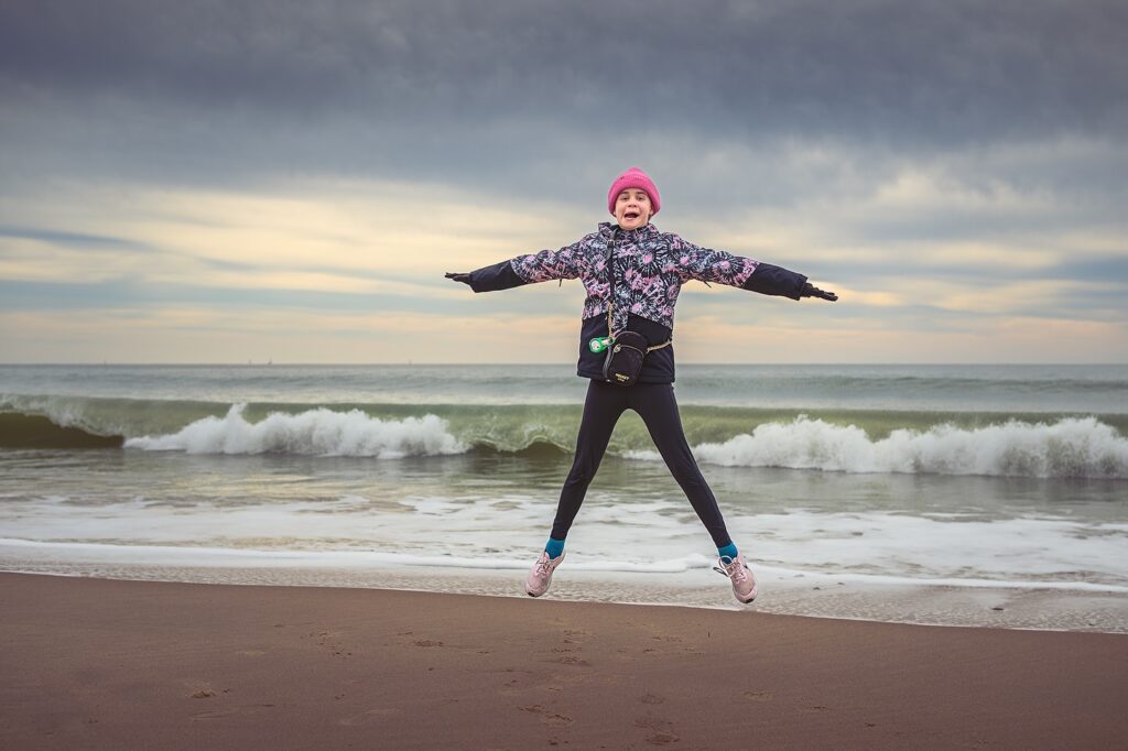 Hengistbury Head for @hikercafe sunday lunch - walk along the beach - coffees &amp; icecream at Mudeford ☕️ 🍦

#beach #beaches #hengistburyhead #hengistburyheadbeach #beachportraits #beachphotography #beachday #portrait #action #jumping #waves #nikonuk #nikonz40mmf2 #nikonz8 #newbury #berkshire #photographer