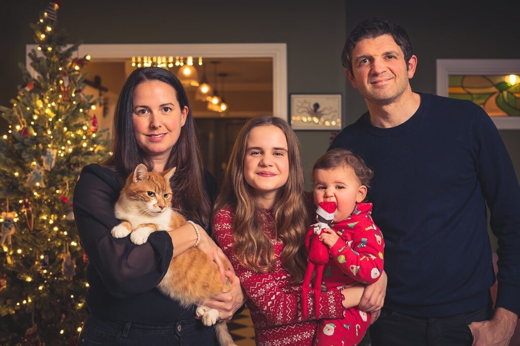 The Wilsons obligatory family photo for the start of 2025. It’s not easy taking a photo of yourself &amp; our baby Jose that’s always looking in a different direction 😂 - Happy belated new year to everyone! Here’s to a great &amp; exciting 2025 🥳🍾 - thanks to Kim for always making it so special

#portrait #christmasportrait #christmasfamilyphoto #newyear #2025 #homeportrait #interior #gingercat #familycat #cats #nikonuk #nikonz40mmf2 #nikonz8